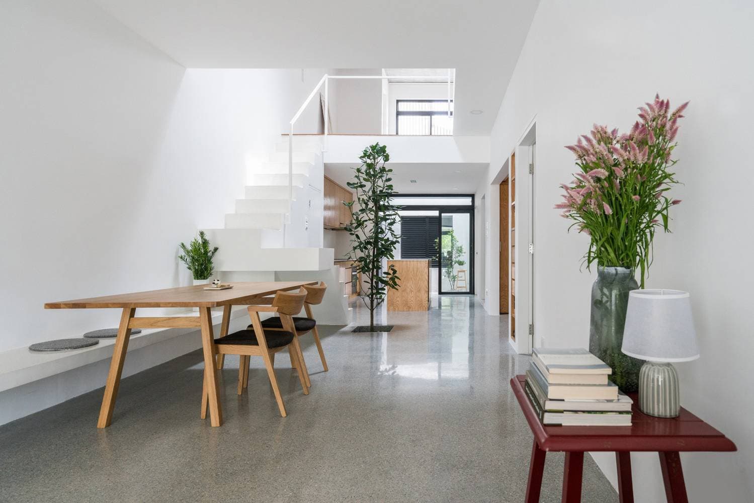 Jose House - Sau cải tạo, ngôi nhà gây bất ngờ bởi sự tối giản và sở hữu không gian tầng thượng đáng mơ ước