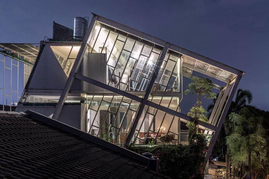 Rumah Miring - nhà nghiêng 70 độ giữa trời khiến ai cũng tò mò, thích thú