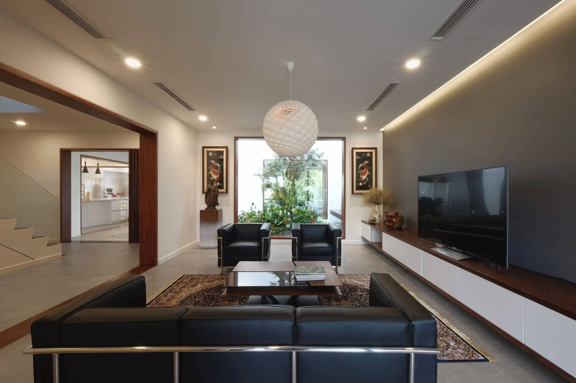 Khung cửa trong Frame House là chìa khóa liên kết không gian
