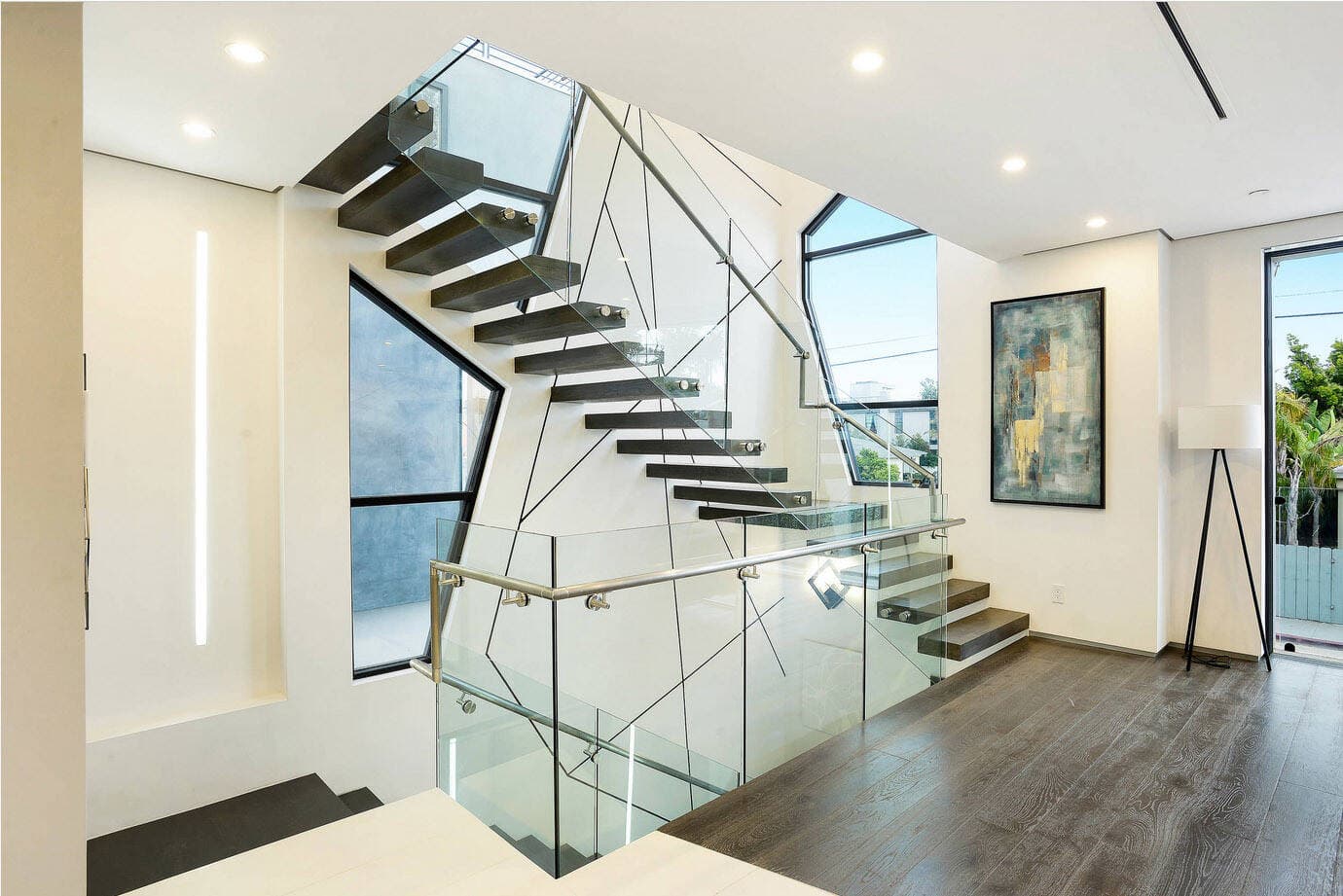 Nên chọn lan can cầu thang bằng gỗ, kính hay inox?