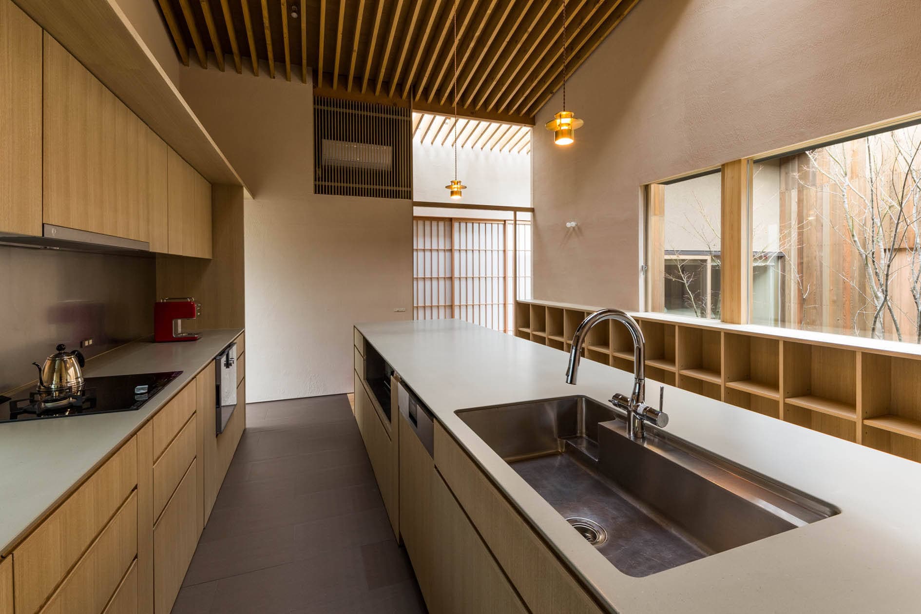 Ngỡ ngàng trước vẻ đẹp hoàn hảo đến từng chi tiết của ngôi nhà được bọc gỗ đến 90%