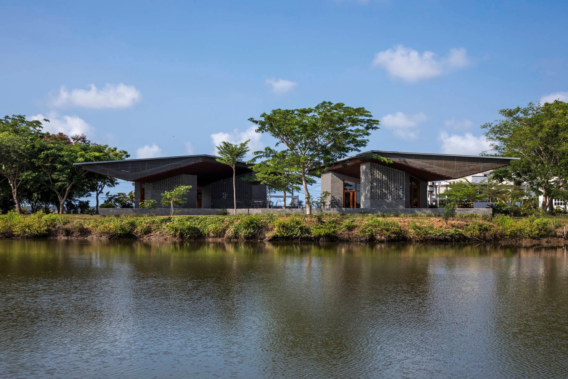 Ngắm nhìn Pavilion đẹp tựa cánh chim bay trong khu rừng ngập mặn xanh mướt ở Cần Giờ