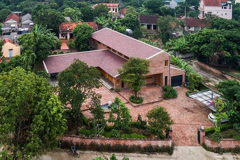 Ngôi nhà gỗ xoan, mái ngói, tường gạch đỏ đậm nét truyền thống của làng quê Việt