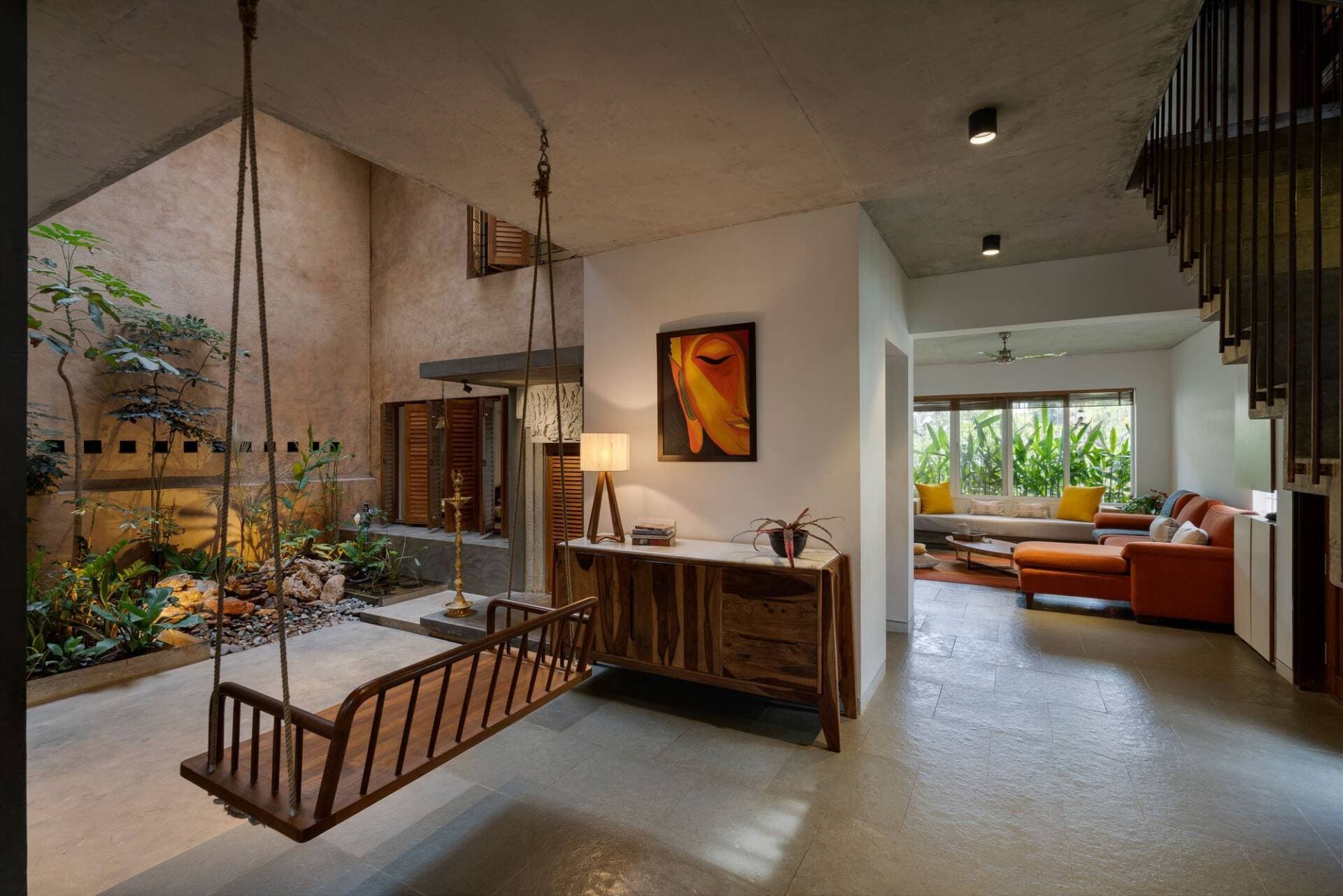 Ngôi nhà 325m2 với nội thất làm từ bê tông và gạch nung, thiết kế bếp mở thông với sân trong xanh mát