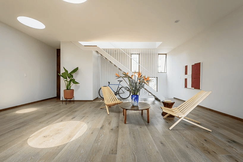 Tổ hợp nhà ở gồm 18 căn hộ riêng, khép kín với bên ngoài nhưng bên trong vô cùng sáng thoáng và kết nối