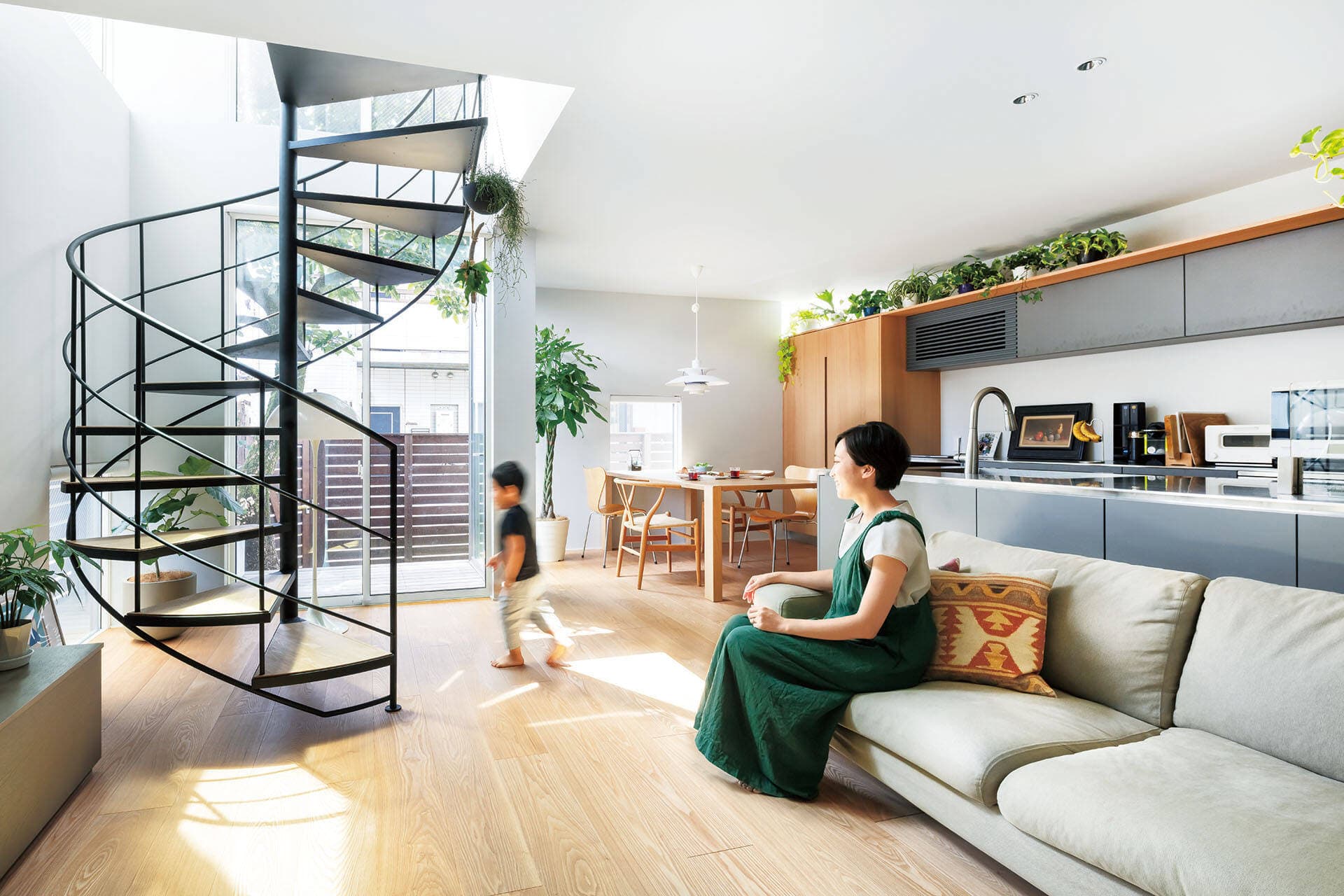 Nhà phố Nhật hướng Đông Nam sở hữu diện tích sinh hoạt rộng thoáng nhờ cầu thang xoắn ốc