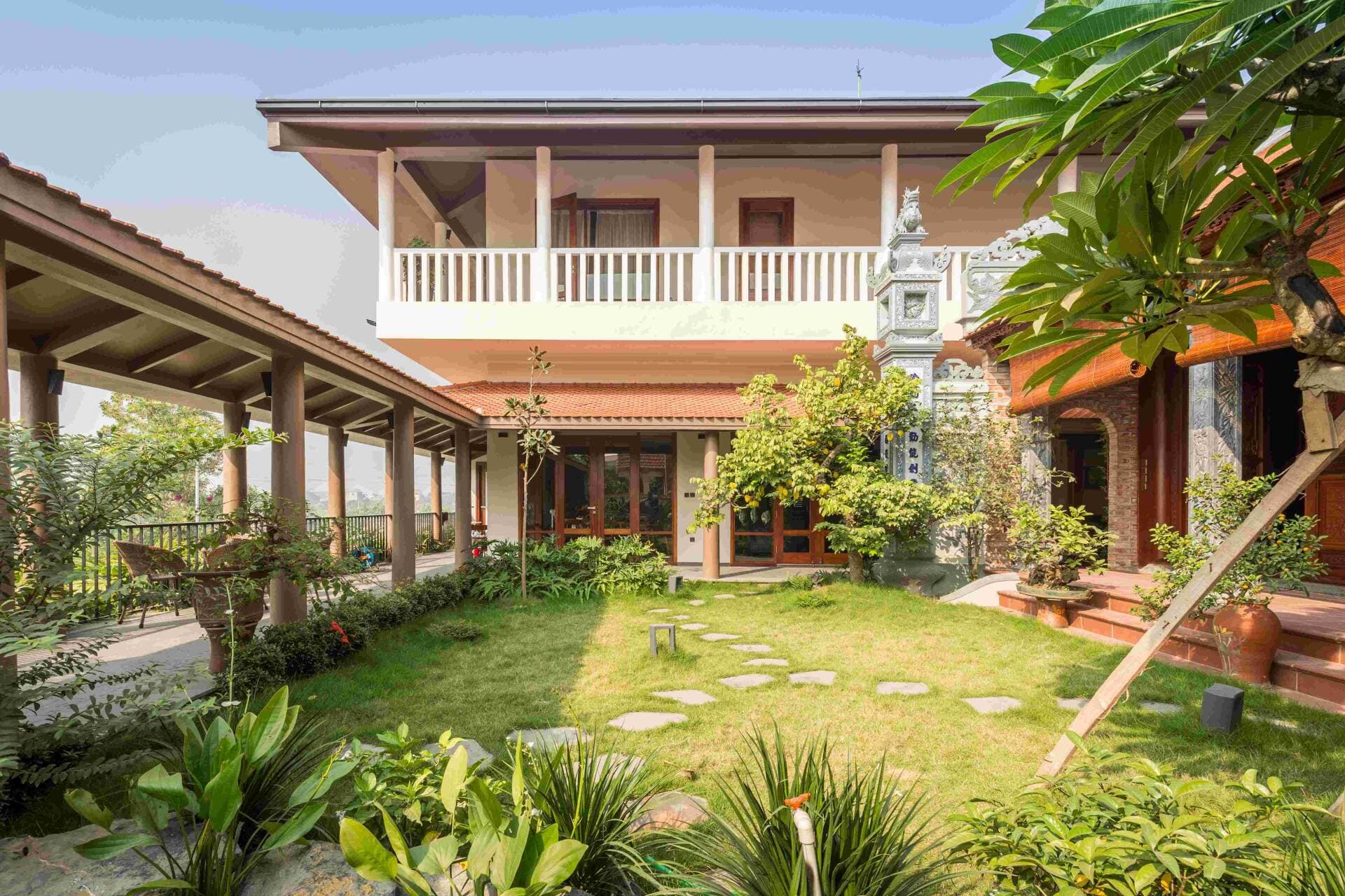 Nhà Việt đan xen truyền thống và hiện đại, lạ nhất là thiết kế bồn tắm ngoài hành lang