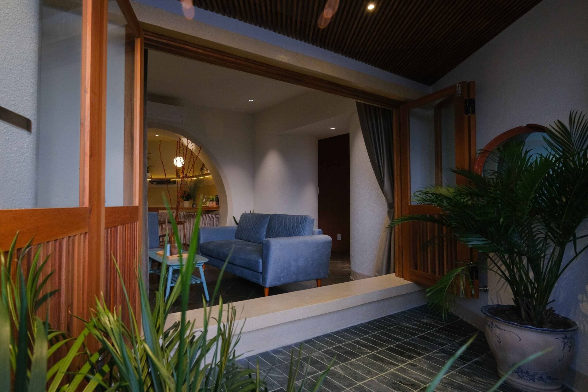 Căn hộ 67m2 của gia đình 4 người tại Nha Trang, tọa lạc trên tầng 39 mà đẹp cứ ngỡ nhà mặt đất