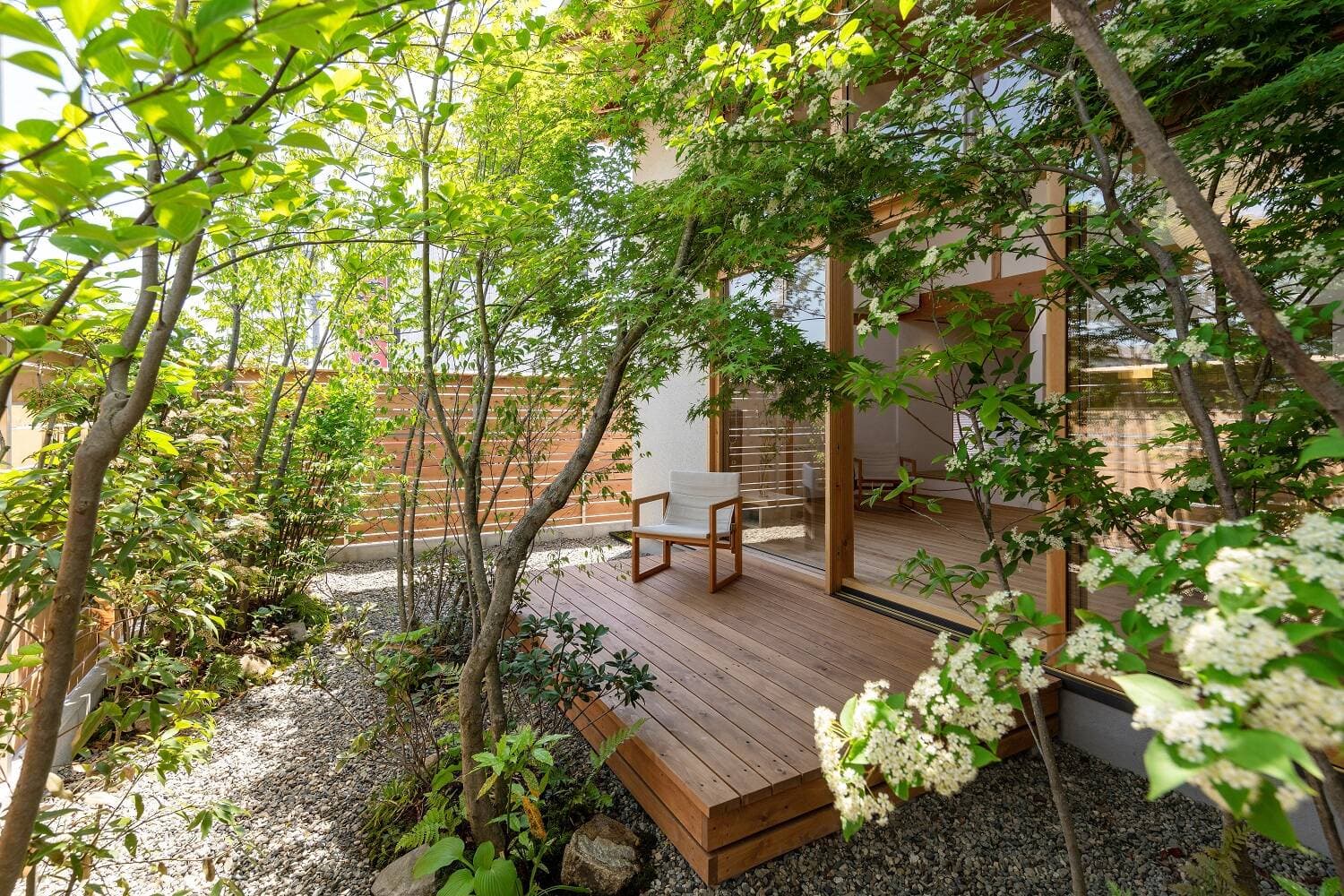 Nhà nhỏ xây dựng tiết kiệm nhưng vẫn sở hữu sân vườn trong mơ nhờ khéo léo cân đối thiết kế