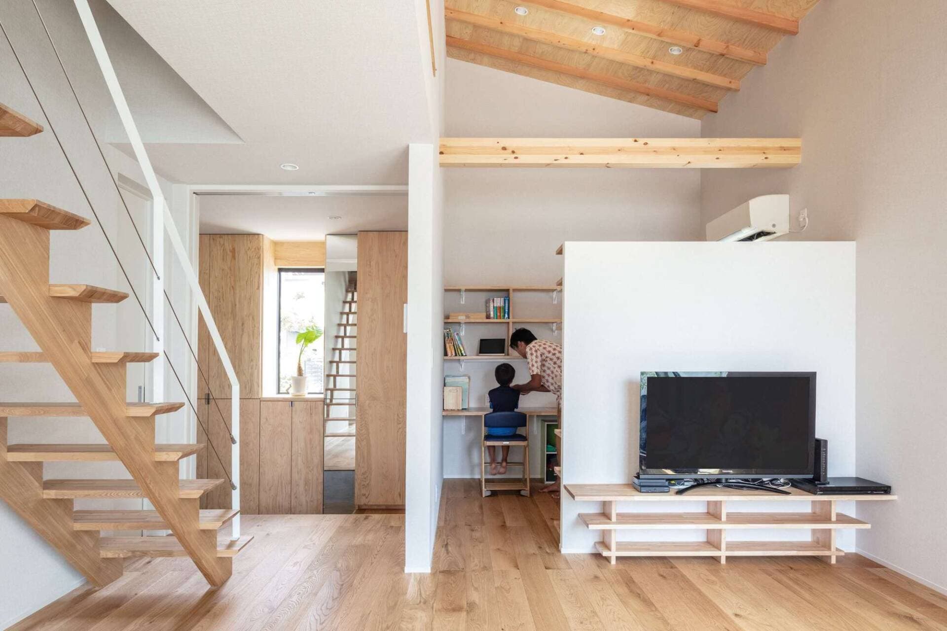 Nhà 2 tầng 66m2 bên ngoài ấn tượng độc đáo, bên trong ấm cúng thân thiện