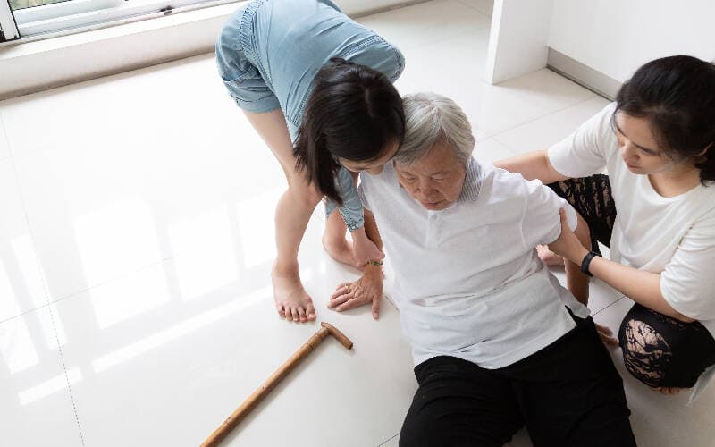 Những khu vực trong nhà dễ khiến người cao tuổi té ngã mà các gia đình không ngờ tới