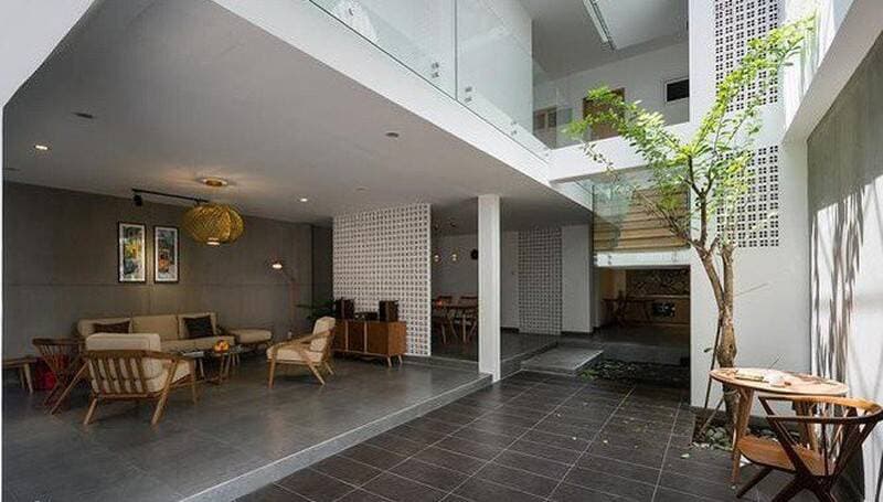 Tôi cắt 20m2 nhà mặt phố lớn Hà Nội chỉ để làm giếng trời
