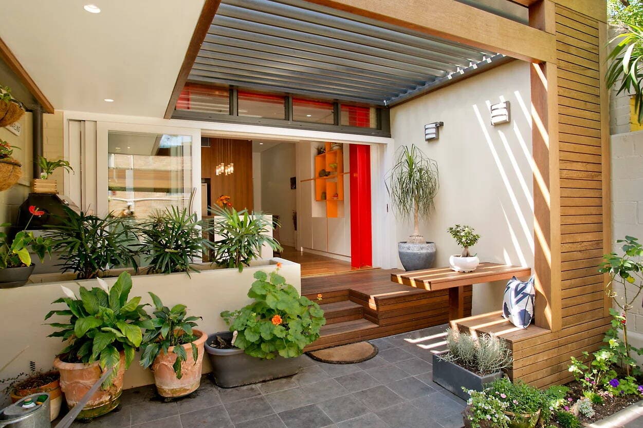 Căn nhà 2 tầng thay đổi bố cục để khắc phục các nhược điểm về ánh sáng và thông khí 