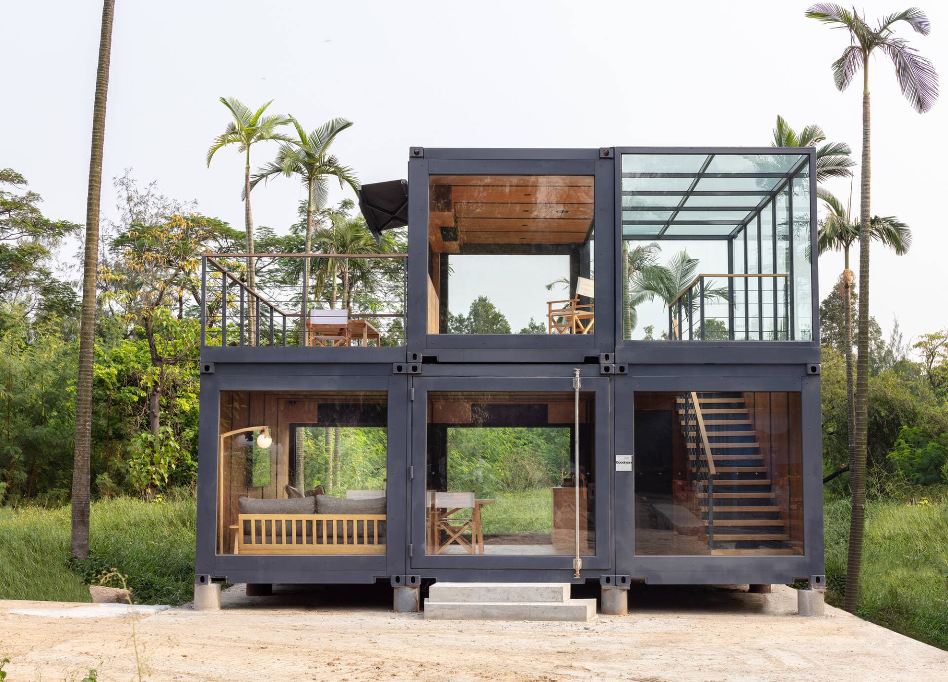 Nhà 2 tầng được ghép từ 4 khối mô đun với 6 không gian, tiện nghi chẳng kém nhà bê tông mà còn tiết kiệm