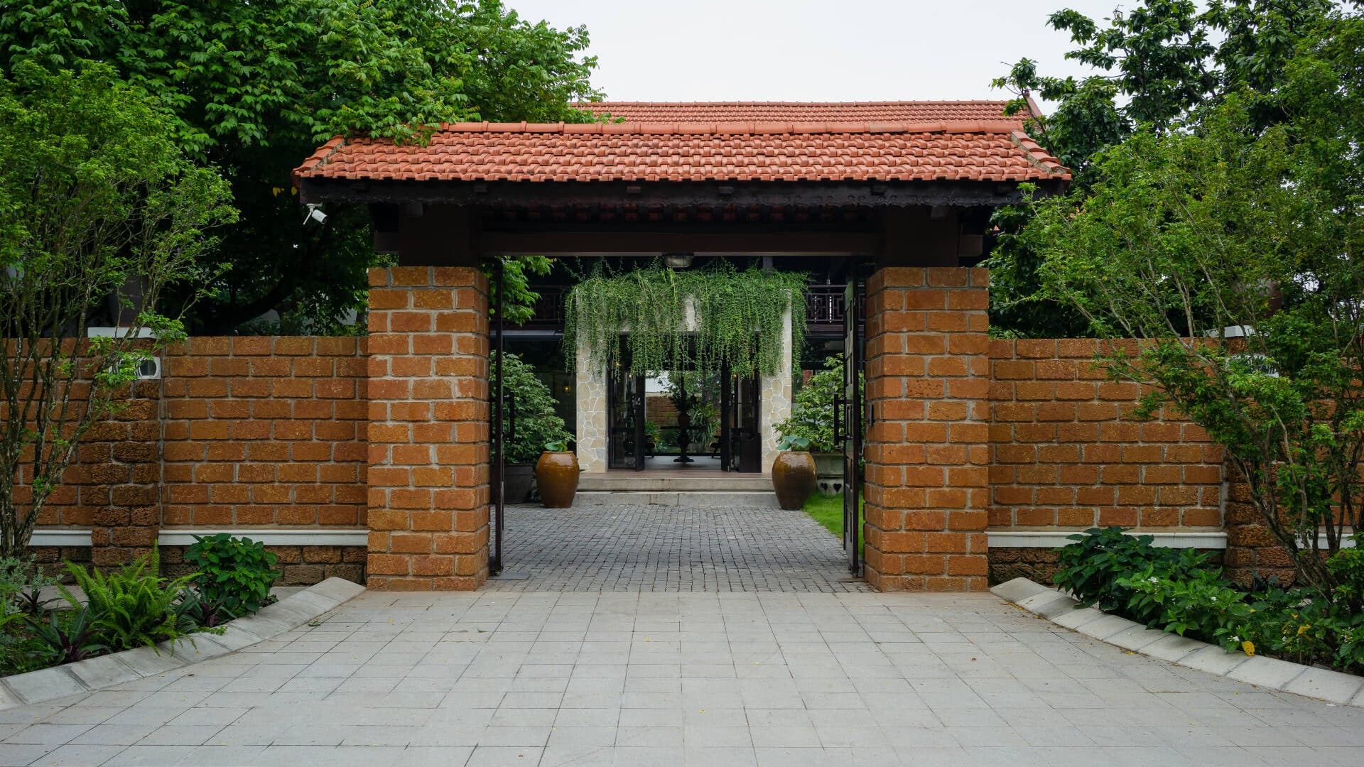 Vợ chồng trẻ cải tạo nhà sàn gỗ thành căn villa tiện nghi trên khuôn viên rộng gần 700m2