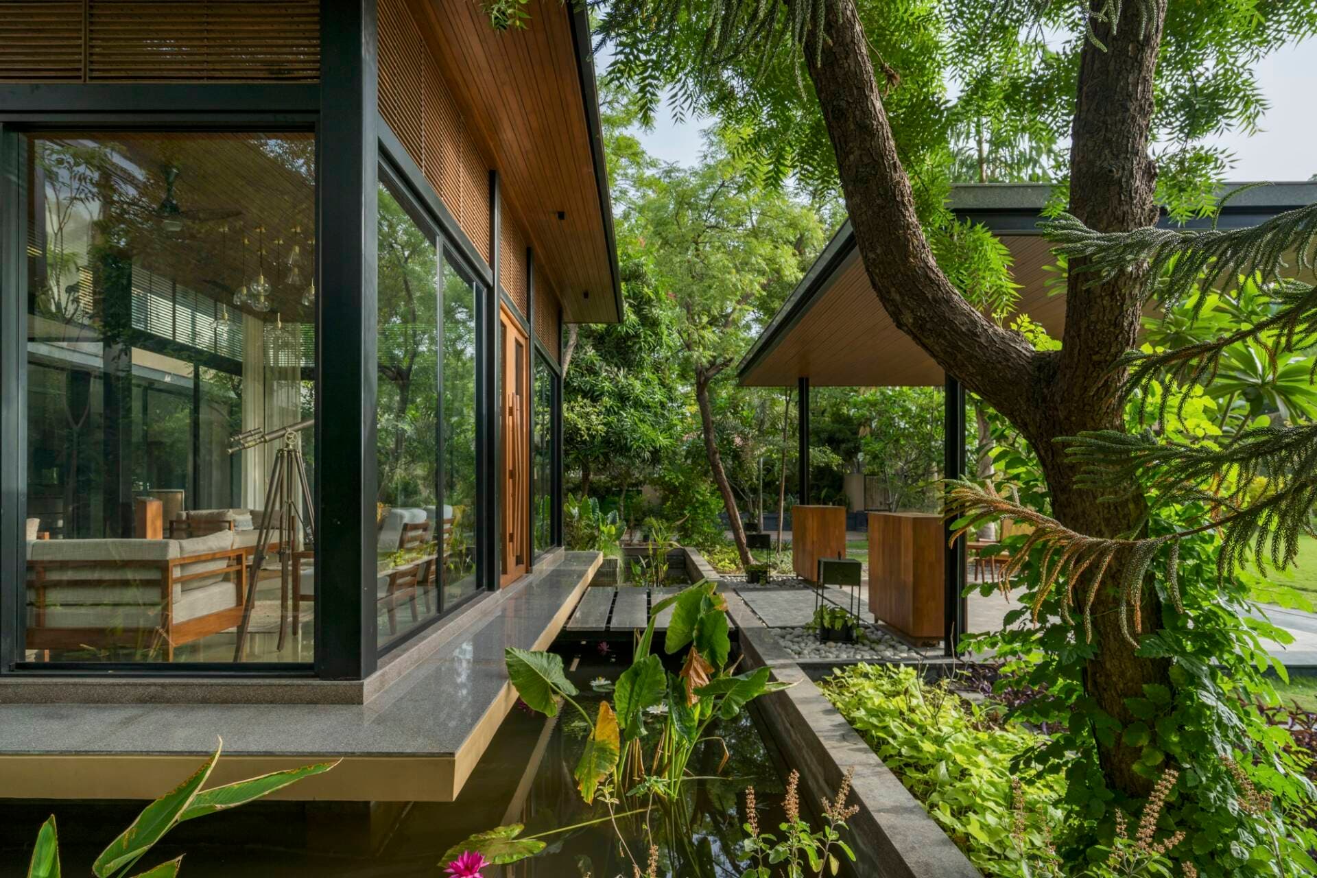 Choáng ngợp vẻ đồ sộ của biệt thự Kalrav Villa, từ bố cục bên ngoài đến chi tiết bên trong đều chỉn chu, cầu kỳ