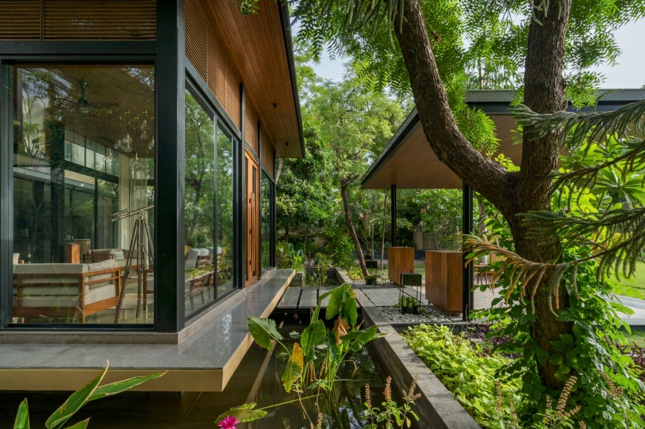 Choáng ngợp vẻ đồ sộ của biệt thự Kalrav Villa, từ bố cục bên ngoài đến chi tiết bên trong đều chỉn chu, cầu kỳ