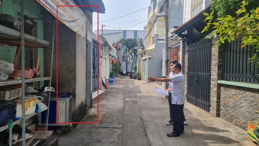 Tôi không bán được nhà vì hẻm vào bị hàng xóm lấn chiếm