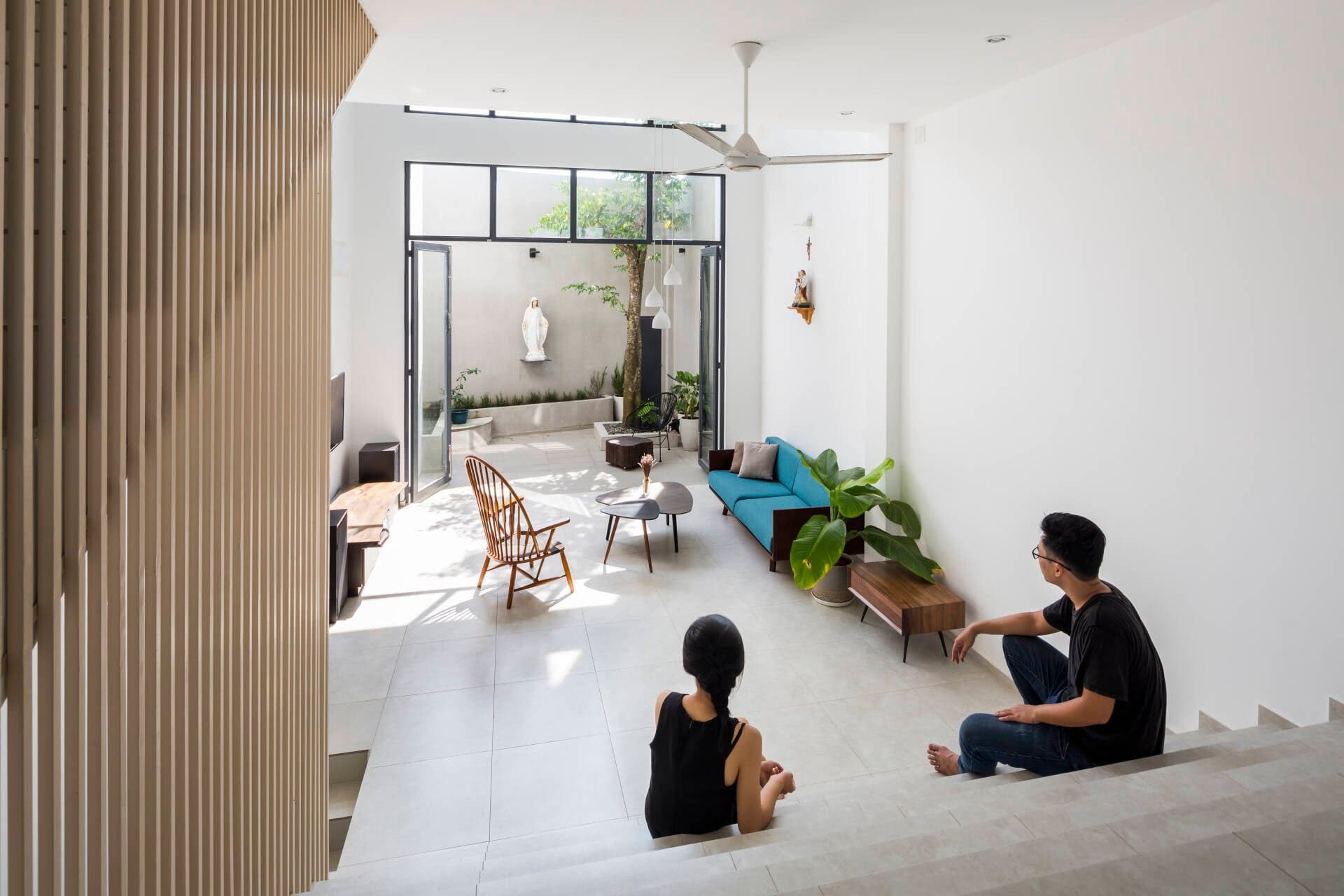 Nhà 4,8x22m trong ngõ, thiết kế phòng khách lùi về sau để tránh nắng hướng Tây