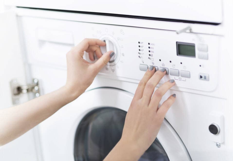 Trời không nắng nhưng quần áo vẫn nhanh khô và thơm phức nhờ 6 mẹo cực hay ho!