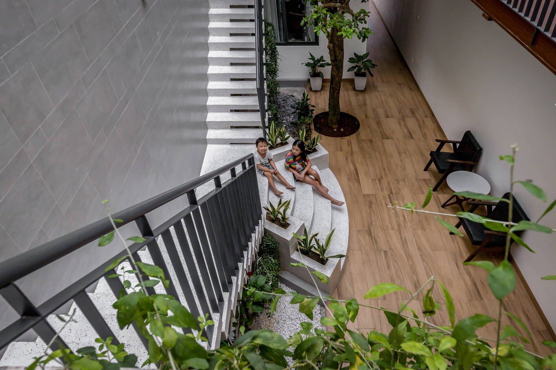 Tổng hợp nhà ống chọn giải pháp thiết kế tách 2 khối nhà trước - sau, để vừa có sân mát mẻ, vừa không bị bức bí