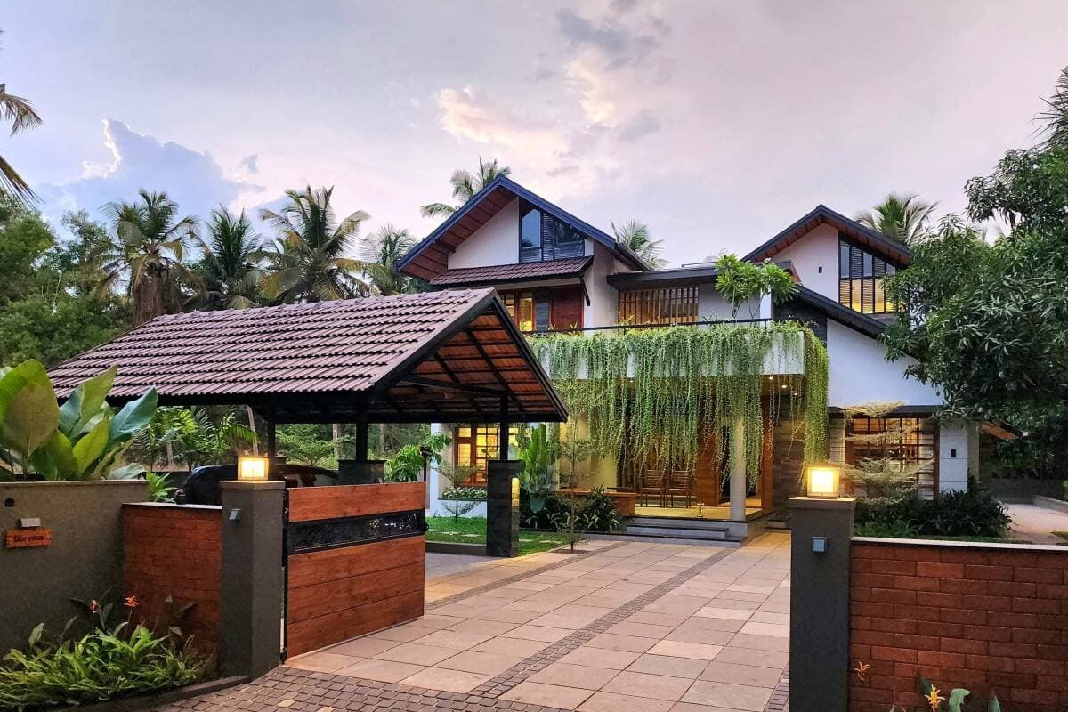 Nhà 2 tầng 4 phòng ngủ của cặp vợ chồng nghỉ hưu, xây dựng theo kiểu kiến trúc truyền thống