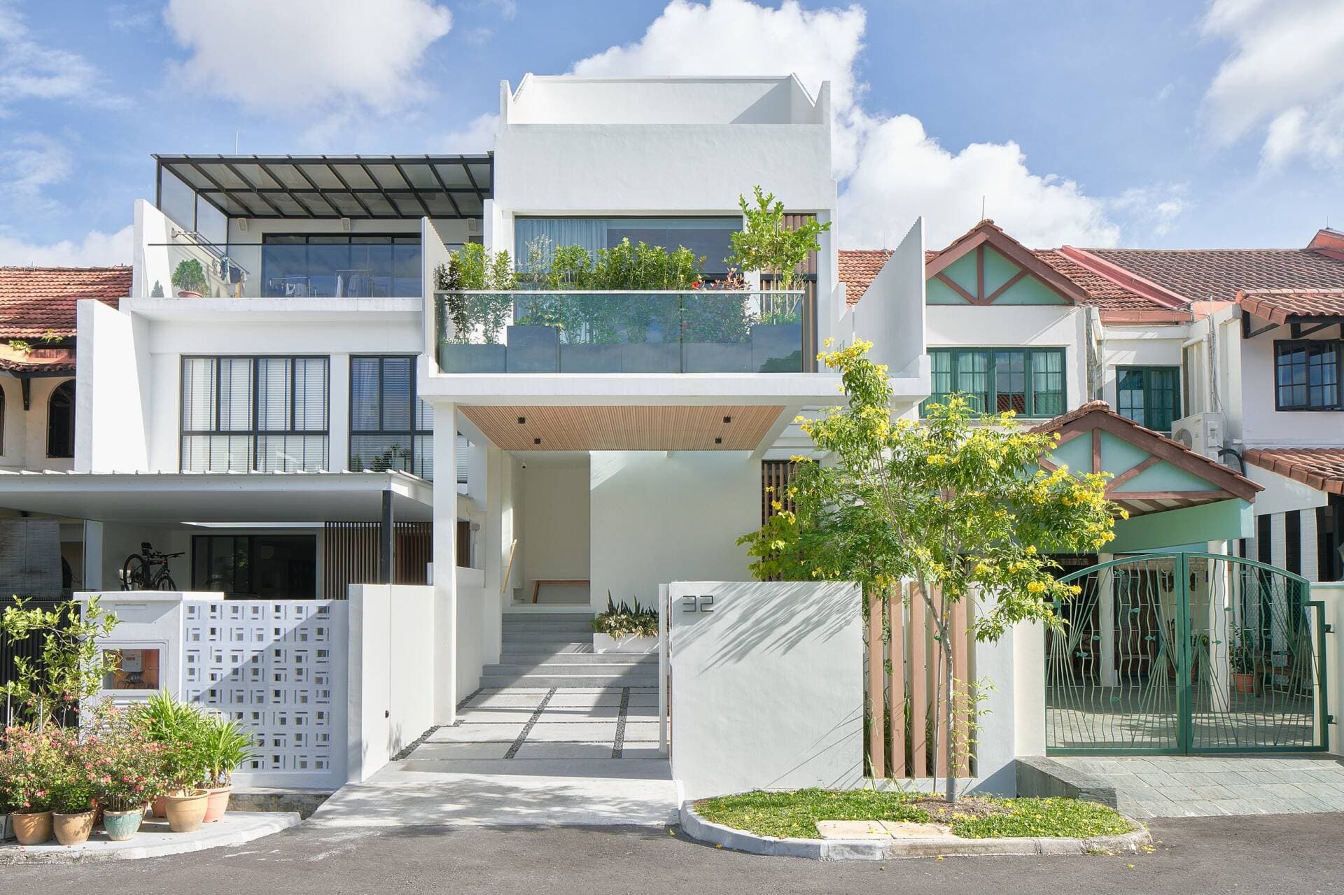 Vợ chồng cải tạo lại toàn bộ dù nhà 3 tầng còn mới, đi đến đâu cũng có cây xanh