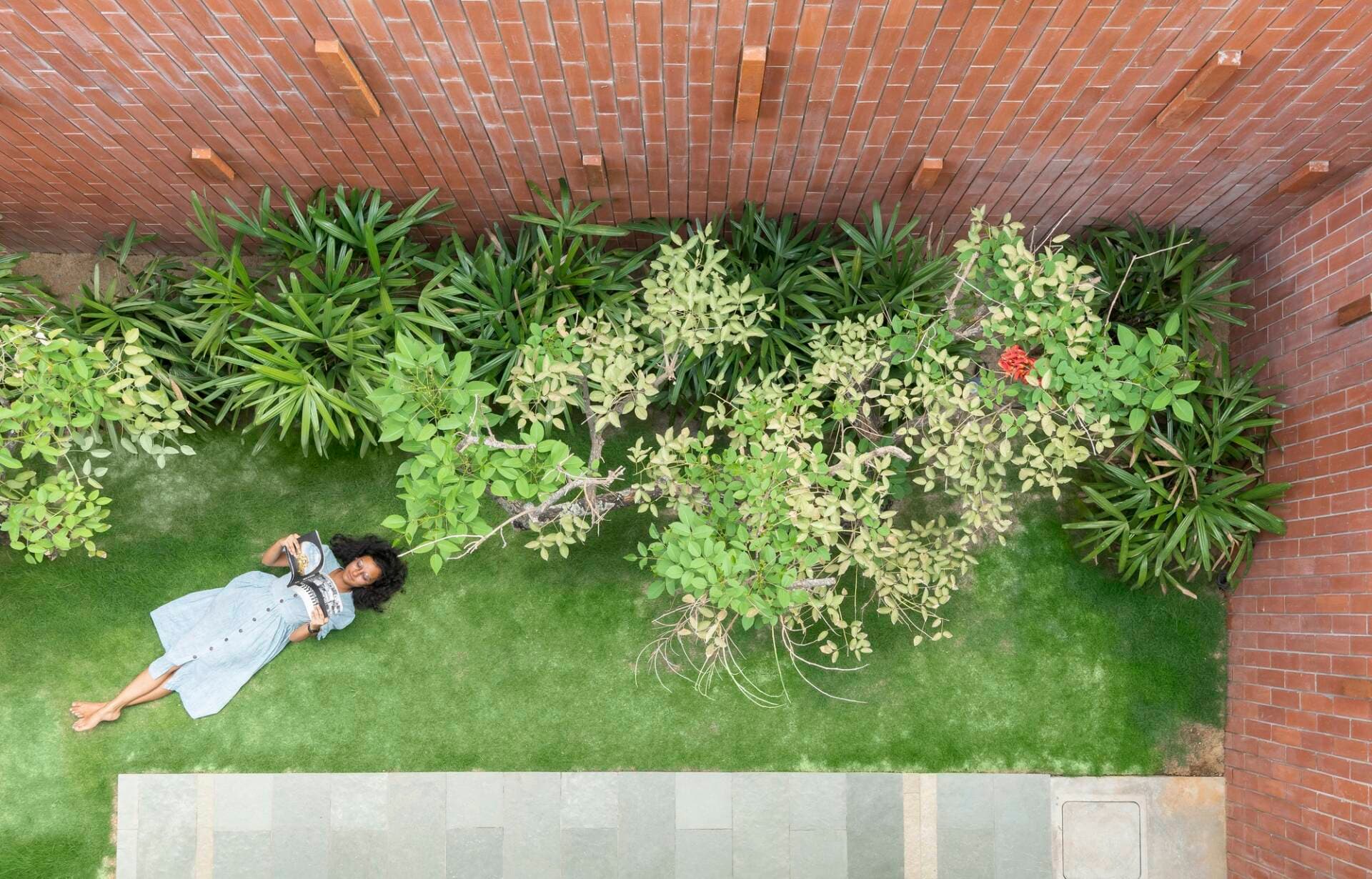 Nhà gạch mộc vừa có vườn, vừa thoáng sáng nhờ cách sắp xếp lệch tầng khéo léo