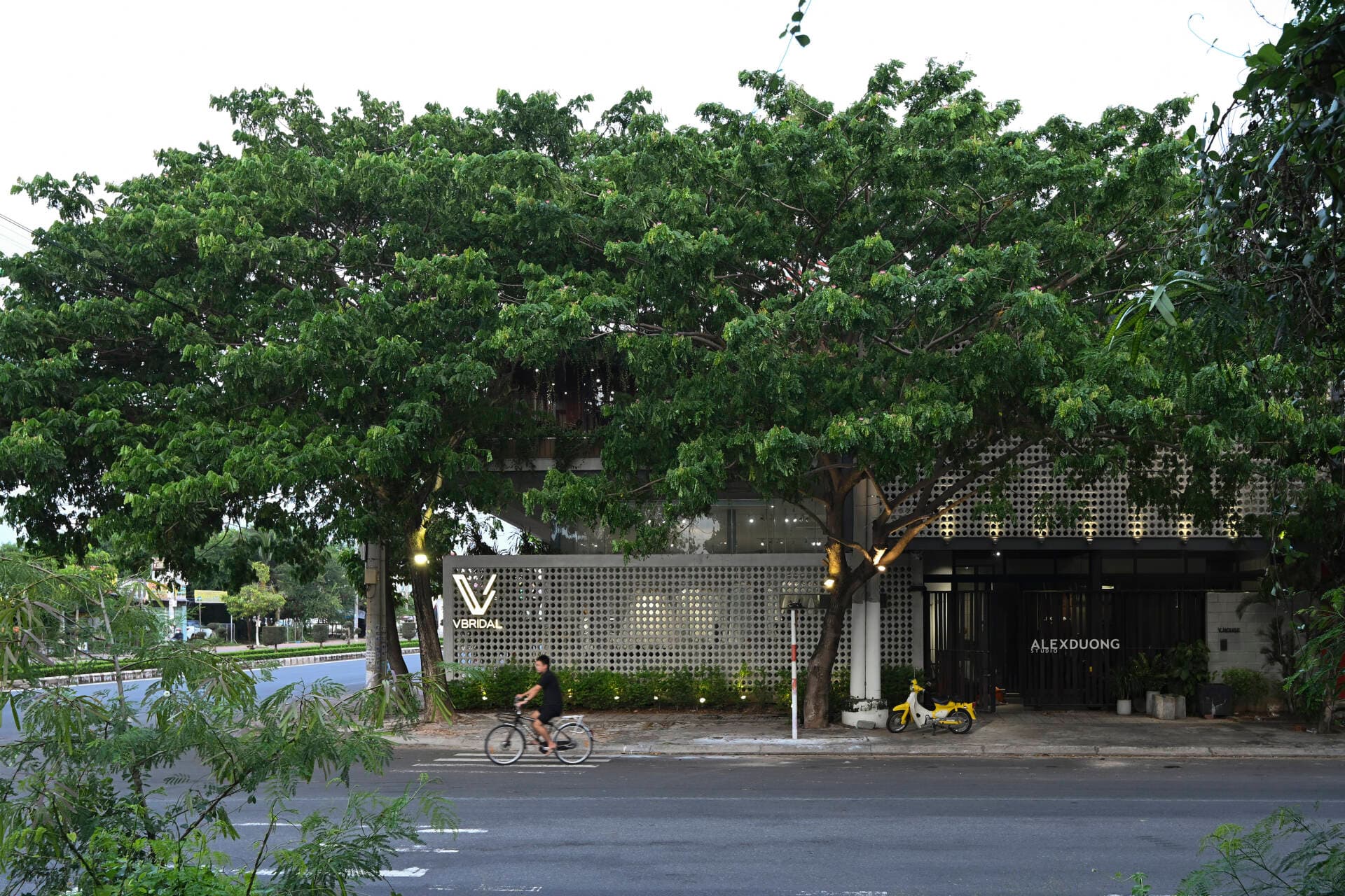 V-House - Chuyện trên mái nhà