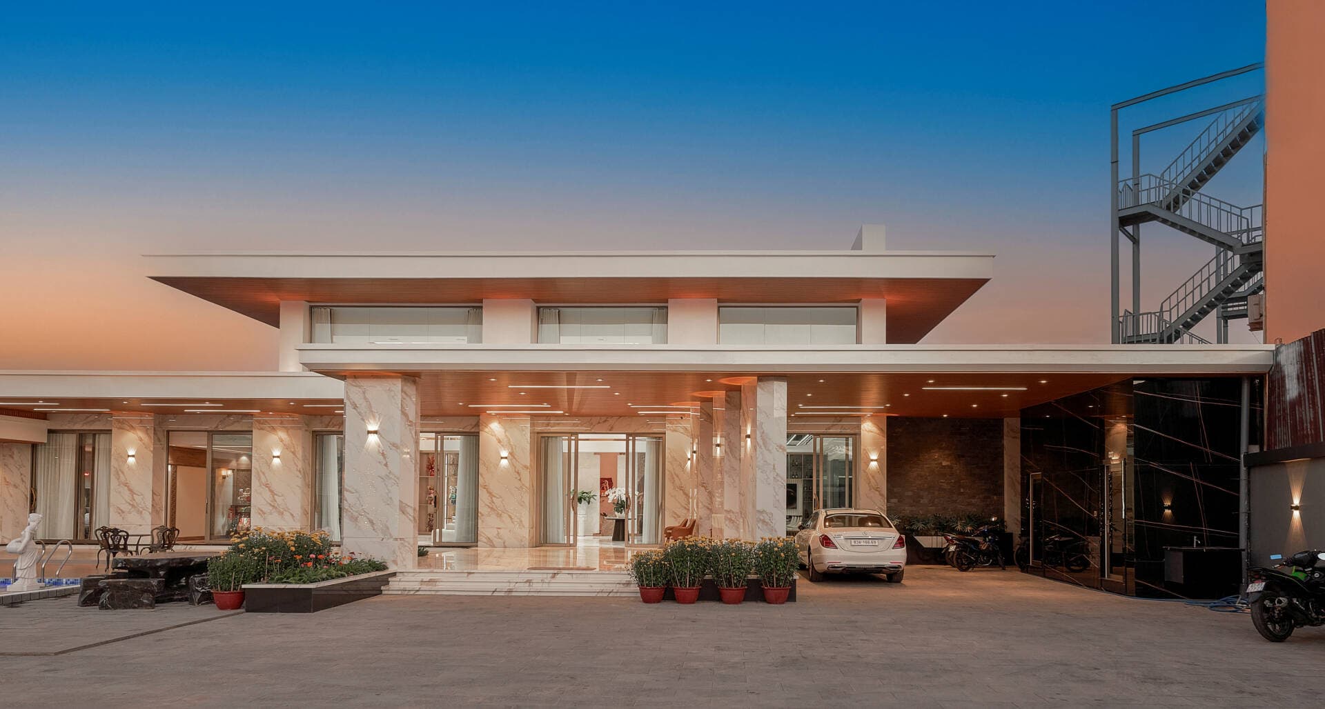 Khám phá villa đẳng cấp: Thiết kế cảnh quan tinh tế với hồ bơi che chắn nắng hướng Tây