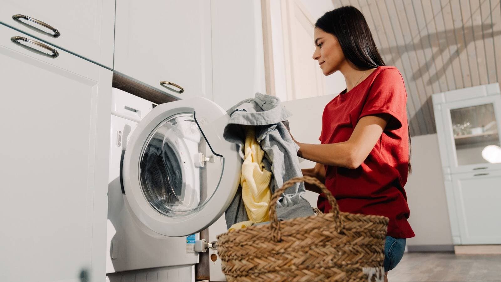 Nên cho quần áo khô hay quần áo ướt vào máy giặt?
