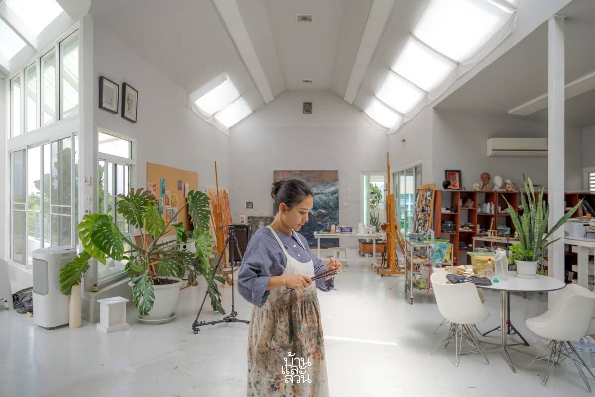 Nhà ở kết hợp studio của nữ họa sĩ và cách sử dụng giấy dán tường ấn tượng