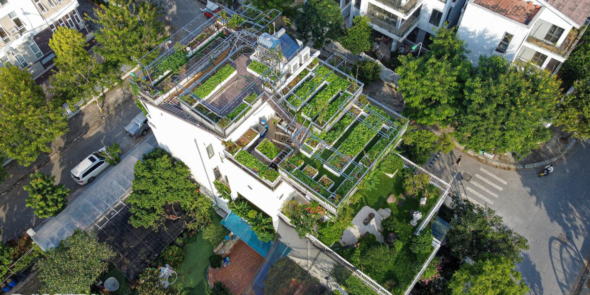 Choáng ngợp trước khu vườn trên mái rộng 300m2 của vợ chồng U70
