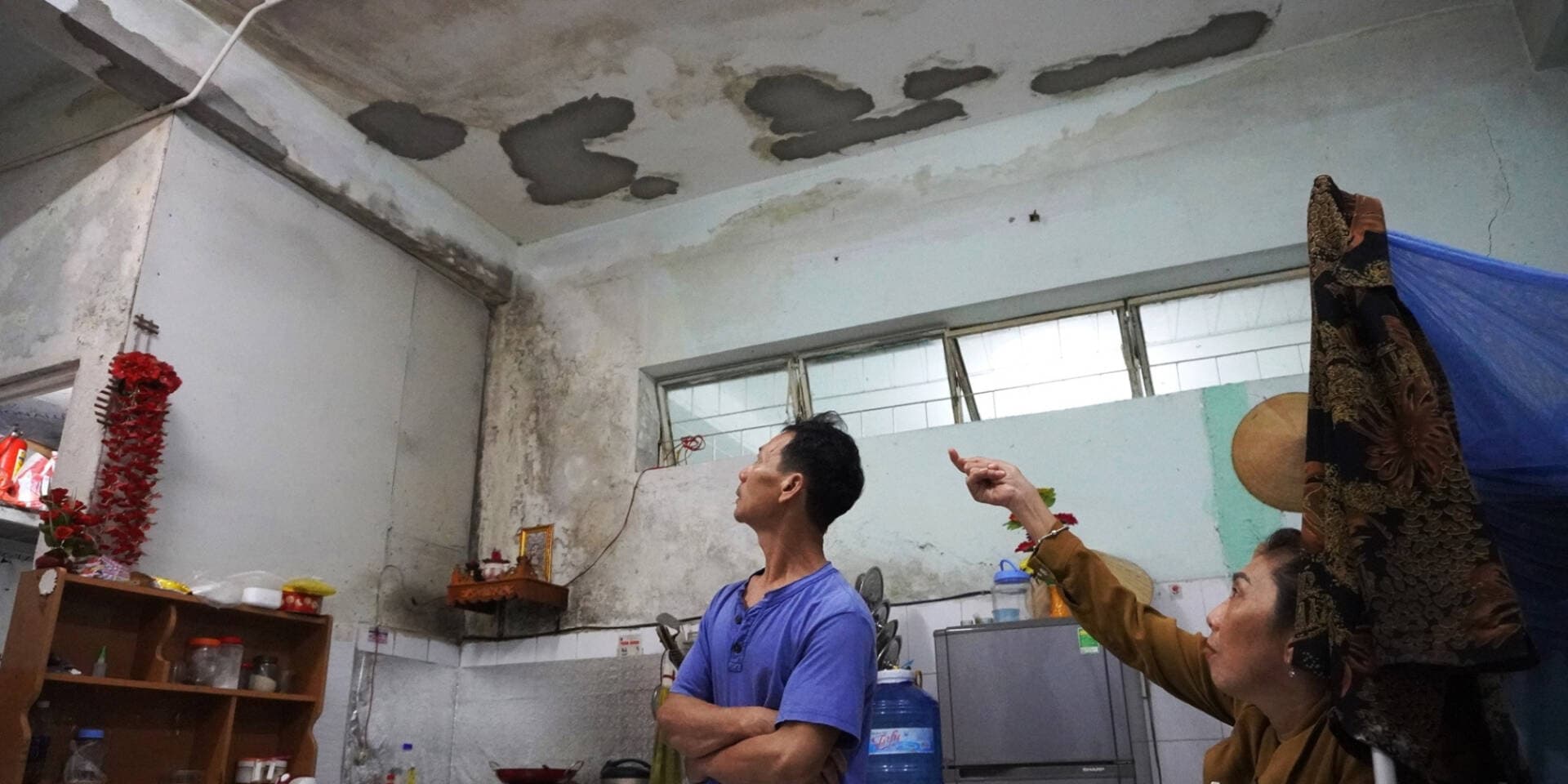 Lo lắng sống trong chung cư bị thấm dột quanh năm, nguy cơ bê tông rơi gây mất an toàn