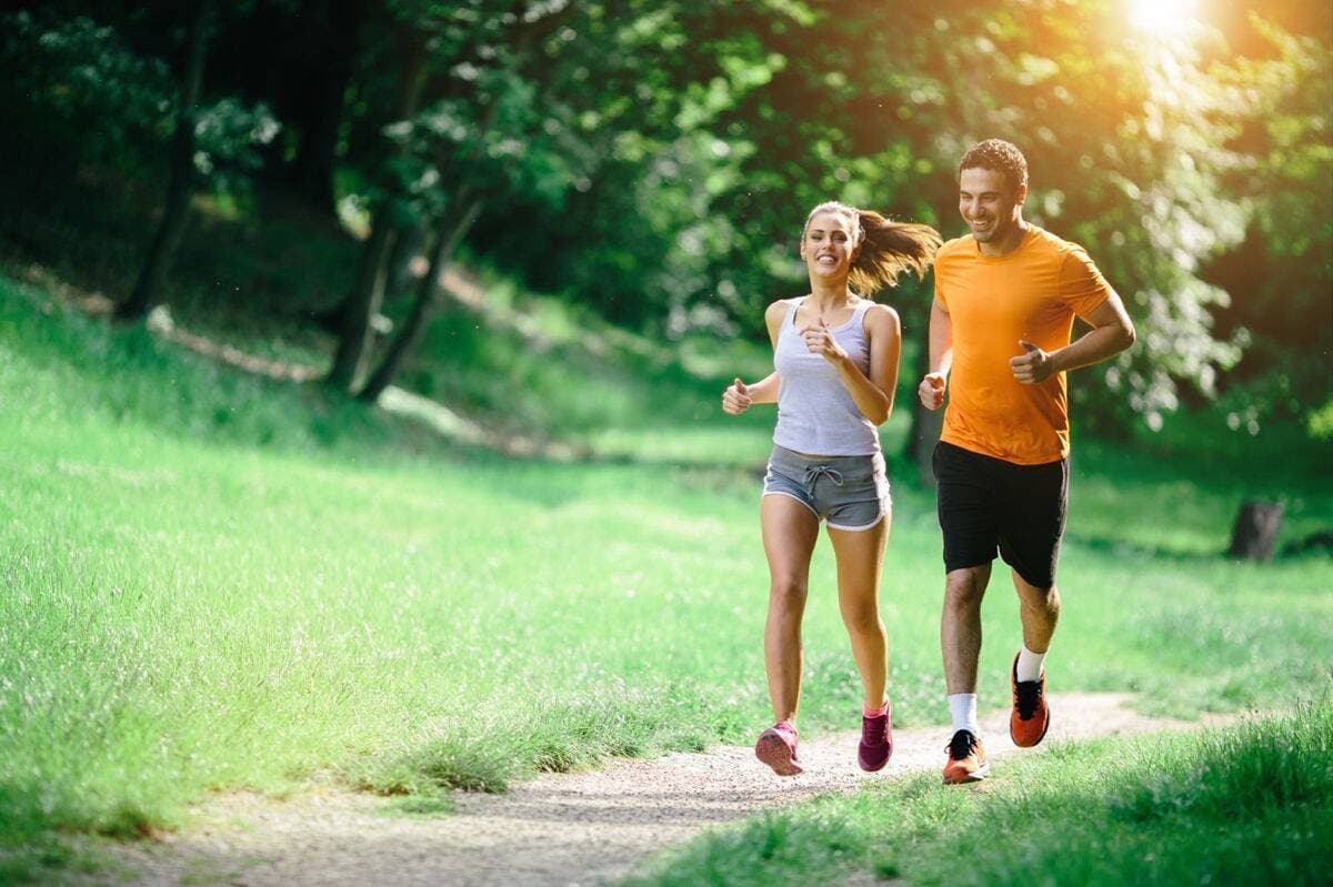 Đi bộ hay chạy bộ thì tốt hơn? So sánh chi tiết và lựa chọn lý tưởng