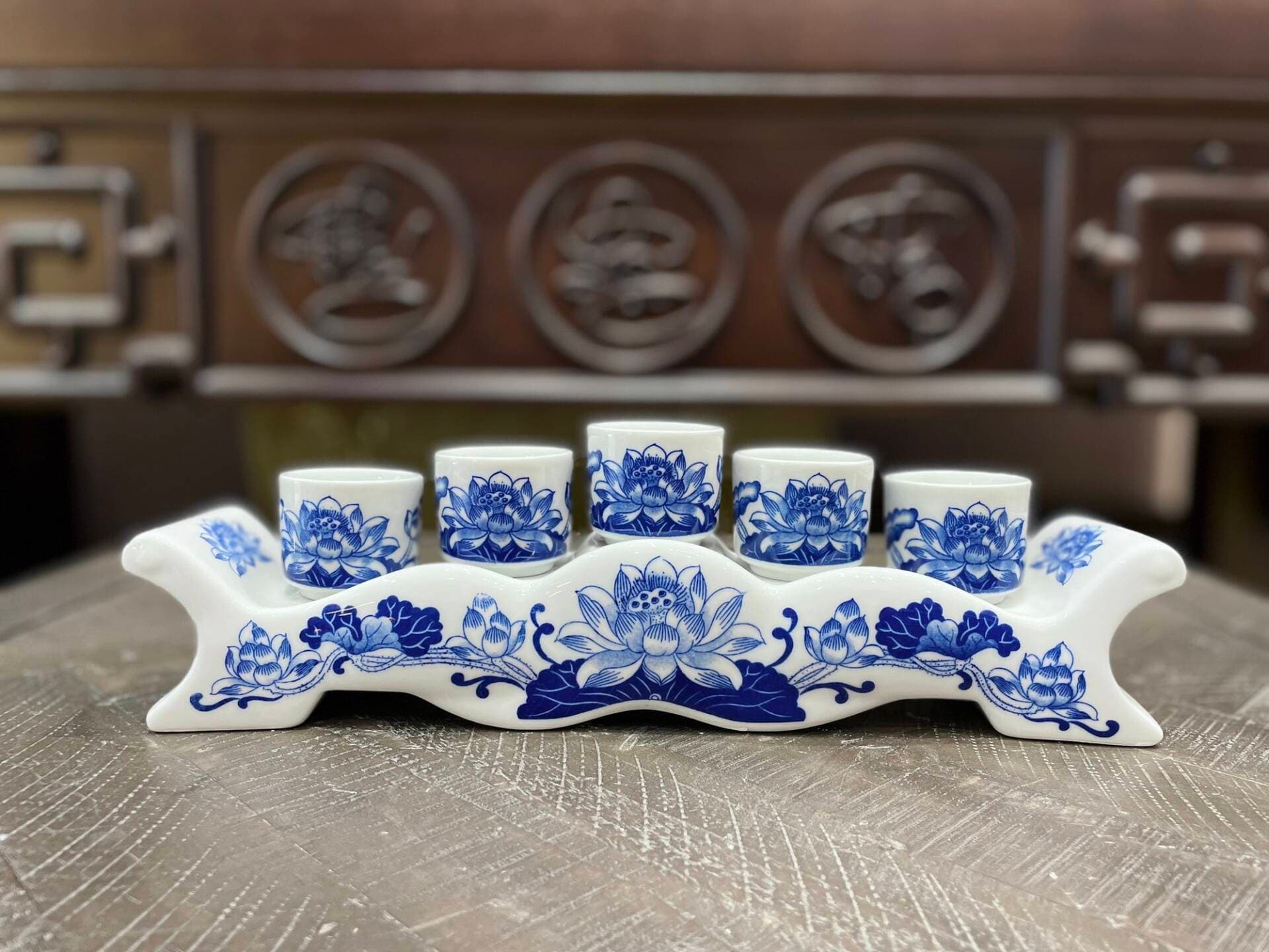 Nước cúng trên bàn thờ là nước lã hay nước đun sôi? Những điều cần biết về nước cúng trên bàn thờ