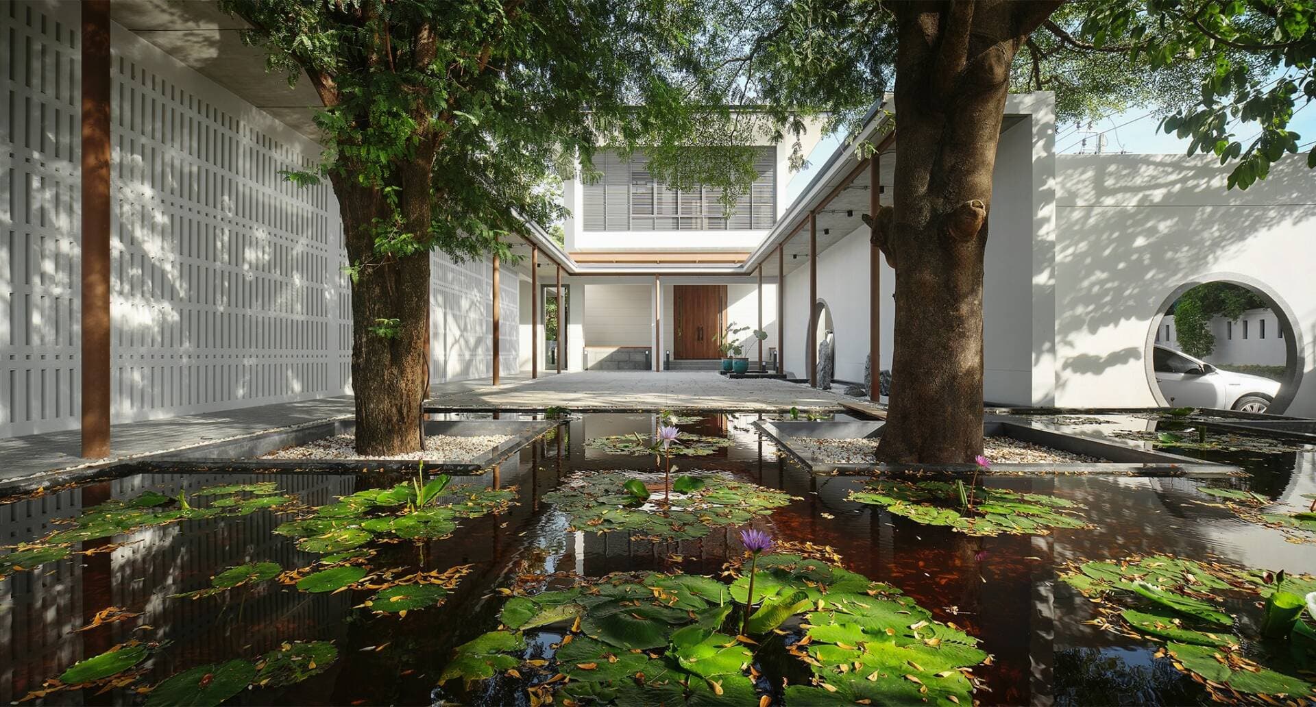Ngôi nhà 2 tầng hiện đại hòa quyện kiến trúc Trung Hoa truyền thống giữa lòng Bangkok