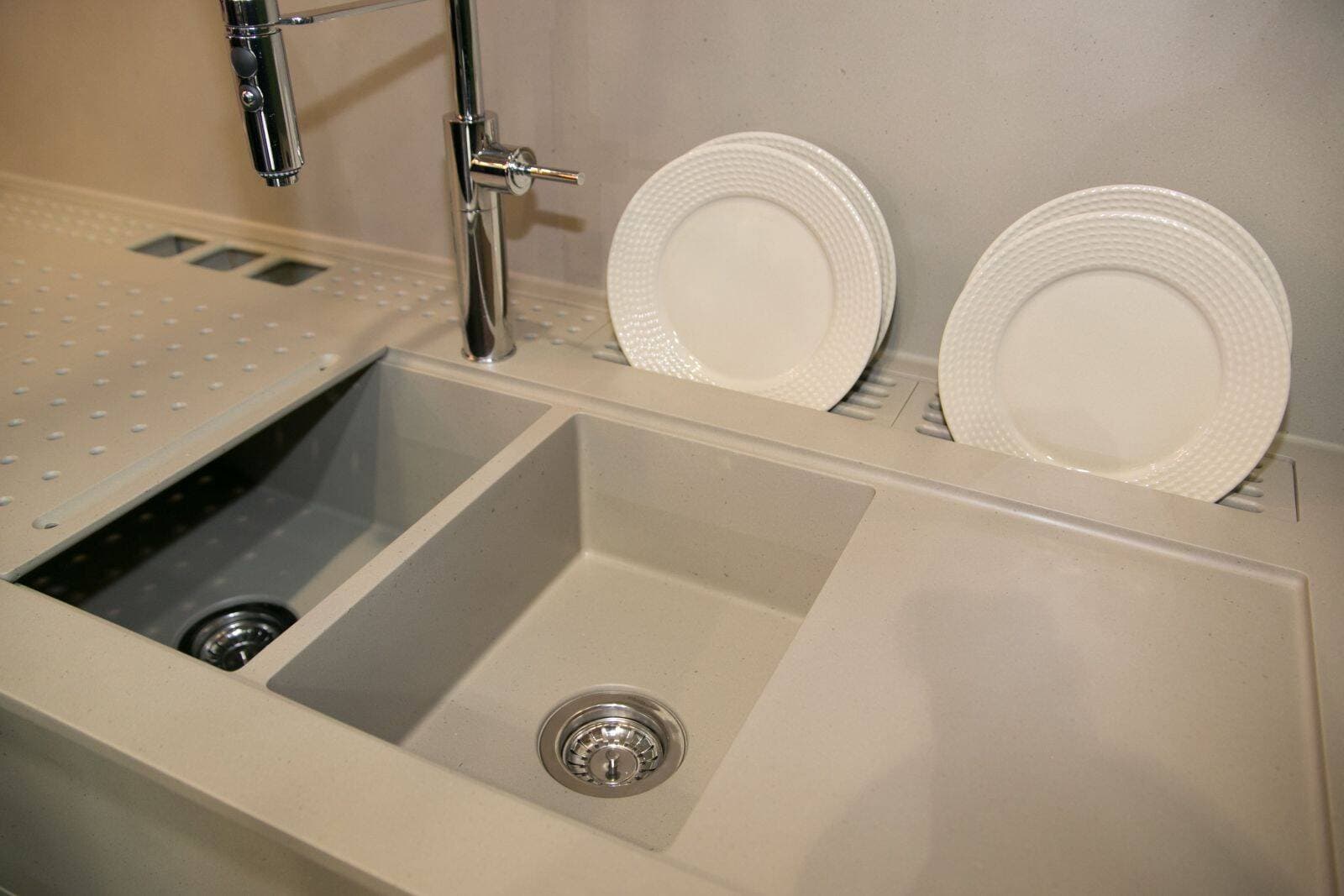 Bồn rửa đá thạch anh và inox: Nên chọn loại nào để bếp bền đẹp, sạch khuẩn và dễ vệ sinh?