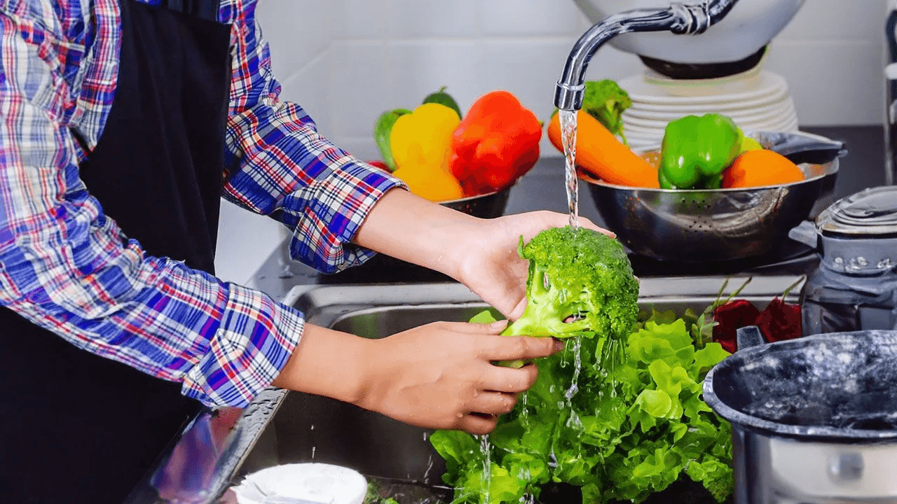 Cảnh báo 3 loại rau thường xuyên “ngậm” thuốc trừ sâu nếu không sơ chế đúng cách