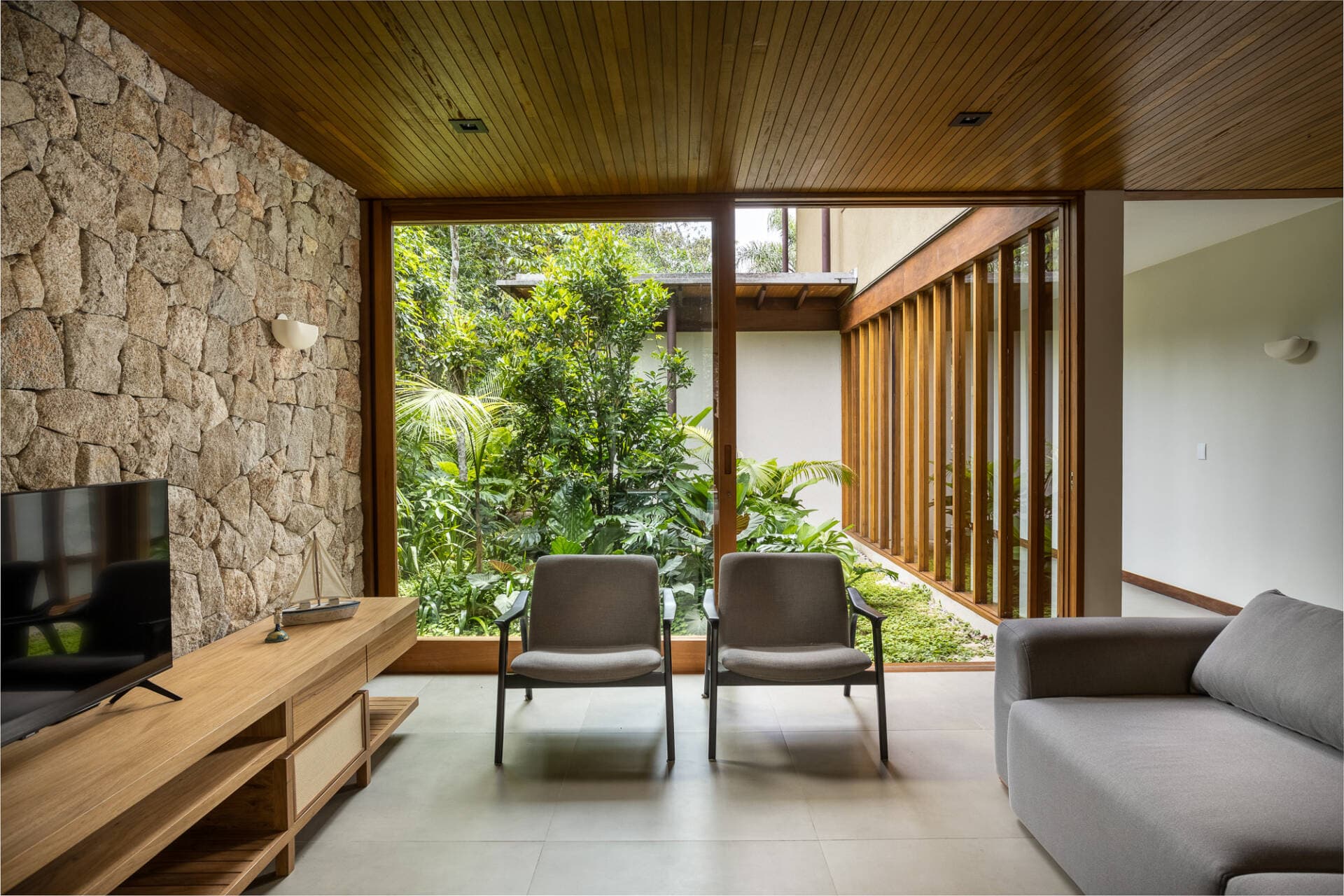 Gia chủ quyết mang vườn vào trong phòng khách để có sự kết nối với khu rừng xung quanh