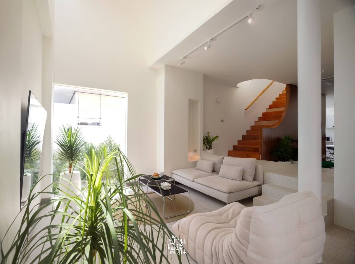Ngôi nhà 17x8m khắc phục mặt tiền Tây bằng thiết kế mở trong – kín ngoài, ánh sáng len lỏi khắp nơi