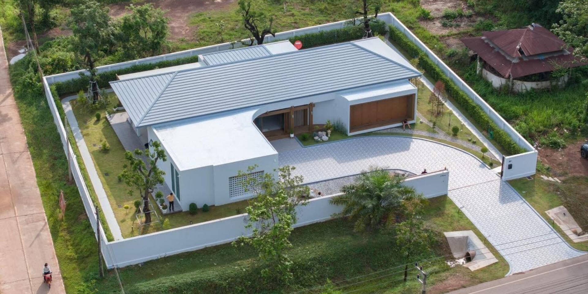 Vợ chồng bác sĩ xây nhà vườn 1 tầng có hiên bao quanh để gió và ánh sáng luôn đồng hành