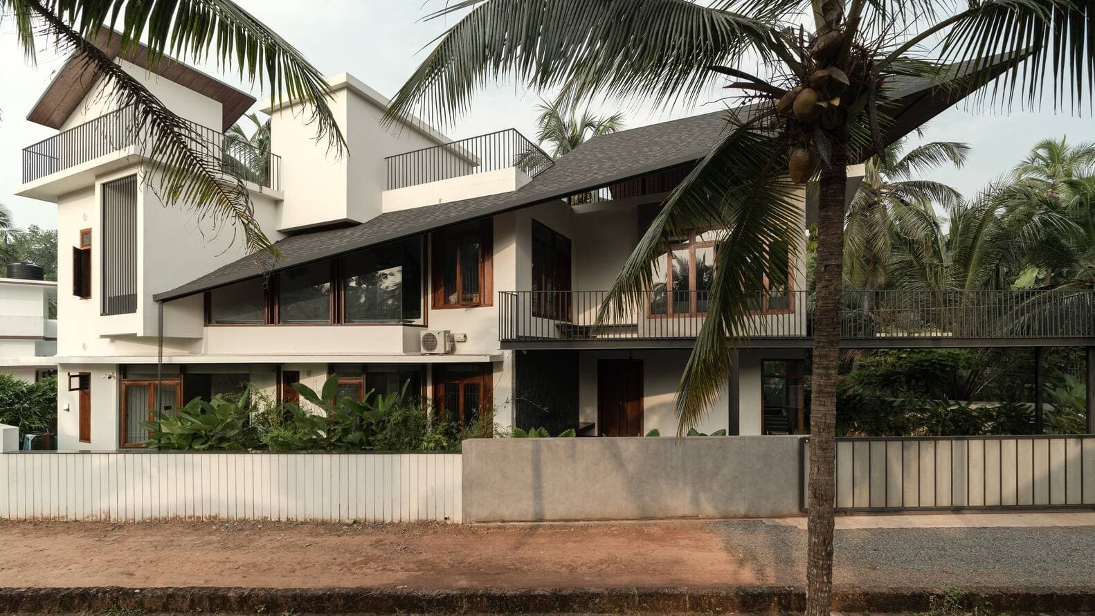 Ngôi nhà trên khu đất hình thang vát chéo: Khi nhược điểm trở thành lợi thế kiến trúc