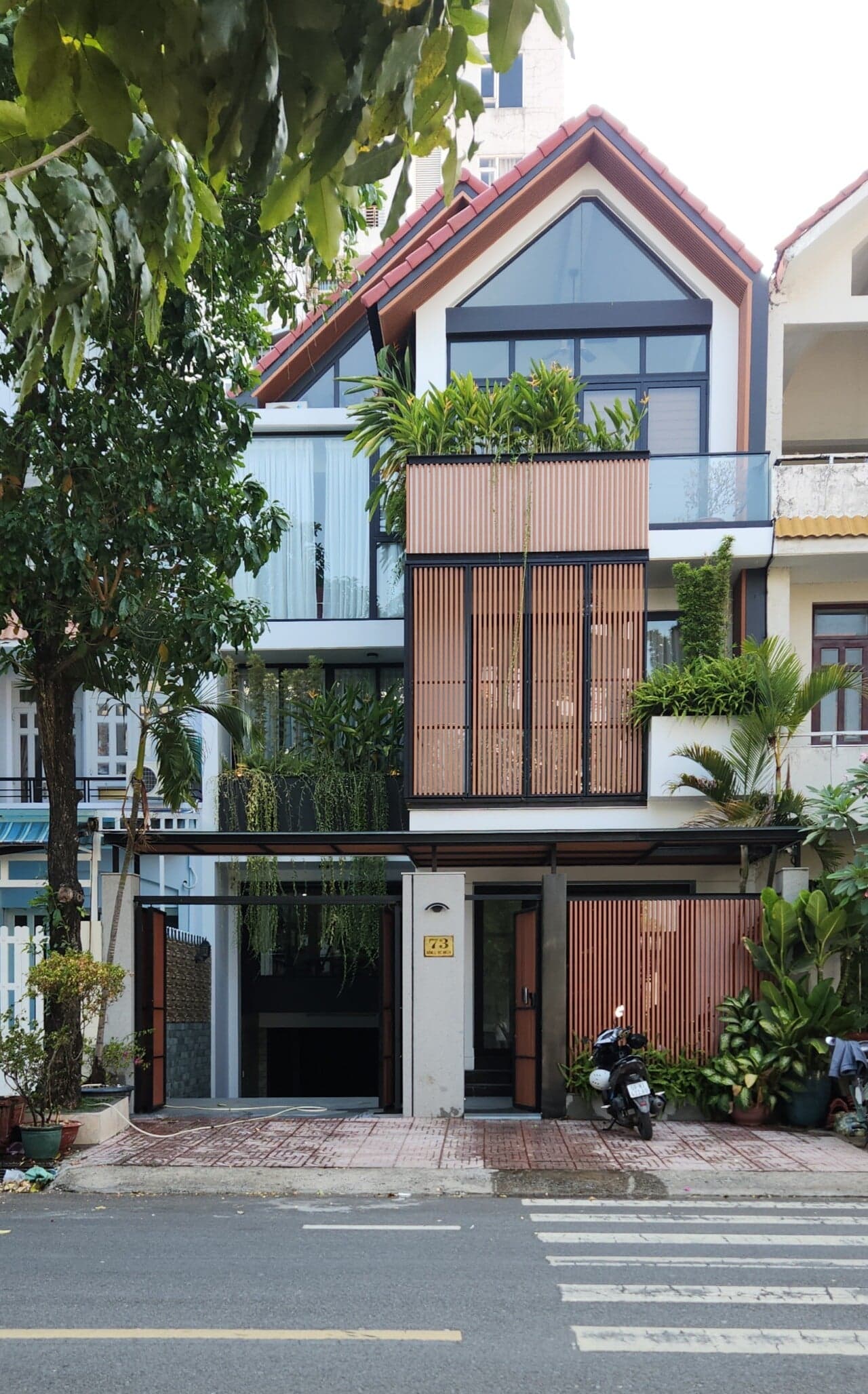 Nhà liên kế Him Lam: Cải tạo mặt đứng với hệ lam Modern Tropical và giải pháp vi khí hậu đô thị