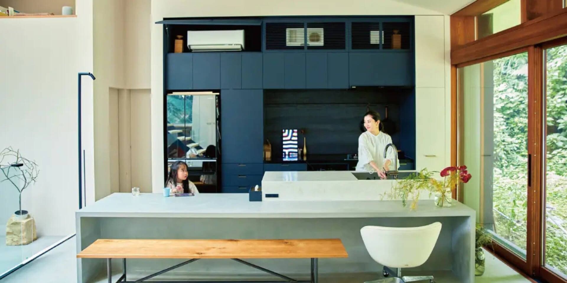Nhà 2 tầng 180m2 của gia đình 3 người, thiết kế lệch tầng với 4 phòng ngủ kết nối thiên nhiên