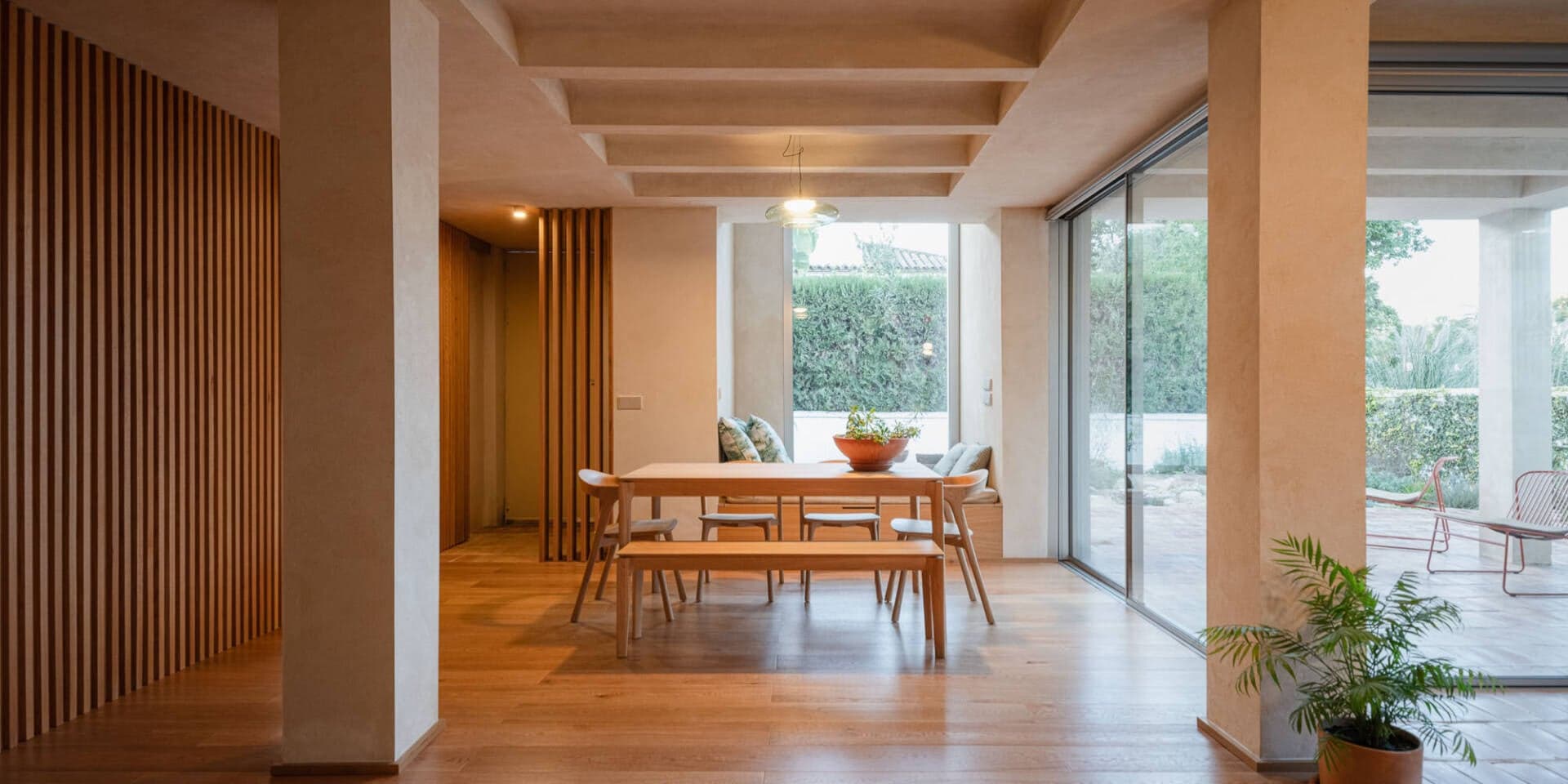 Nhà liền kề cải tạo ở Seville đón sáng tự nhiên bằng giải pháp đục rỗng không gian