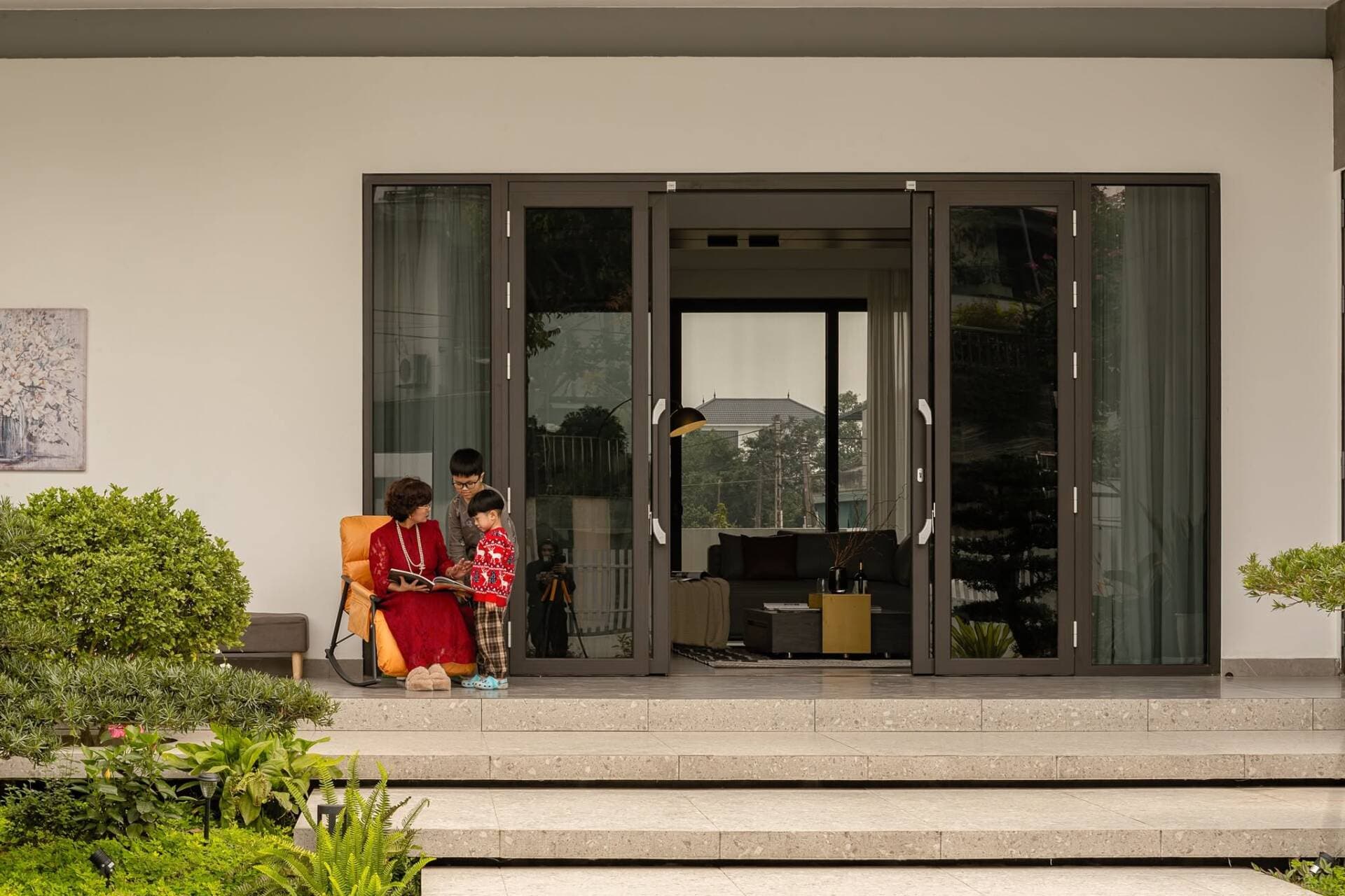 Nhà vườn hơn 1000m2 ở Nghệ An có tam cấp bay kết nối ba thế hệ