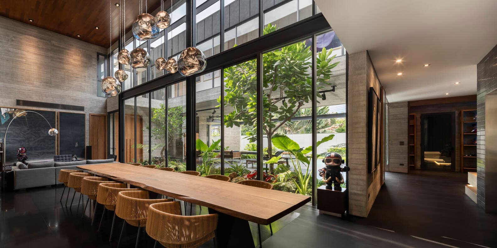 Ngôi nhà góc phố 640m2 khép kín bên ngoài nhưng mở trọn vào thiên nhiên
