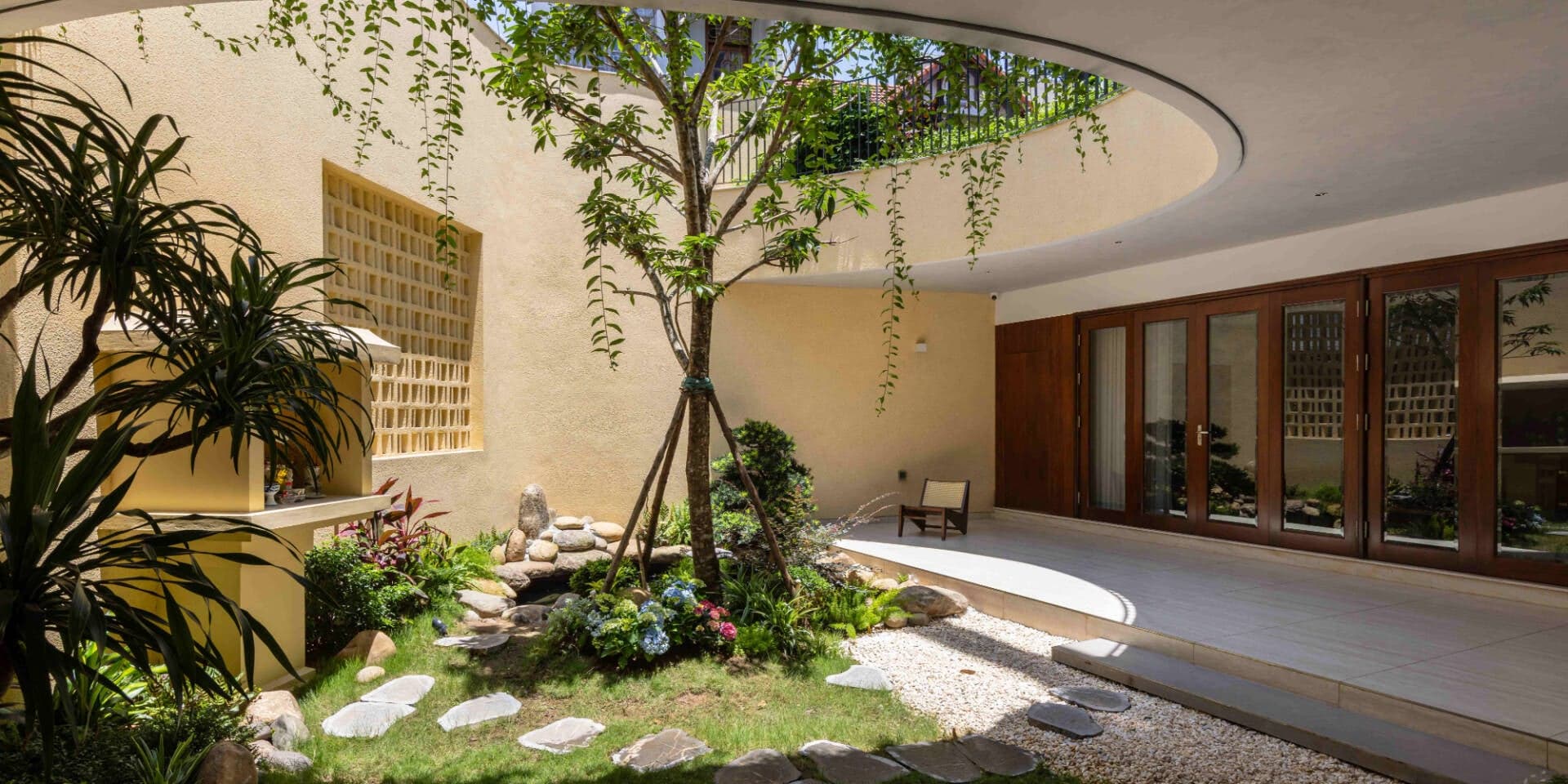 Nhà phố 5 tầng 220m2 ở Hà Đông thiết kế 3 khoảng vườn đan xen dành cho gia đình 3 thế hệ