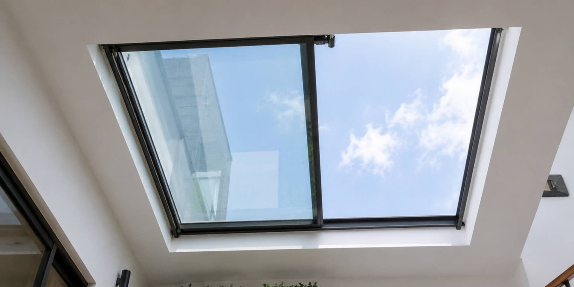 Giếng trời tự động là gì? Giá lắp đặt, cấu tạo và kinh nghiệm chọn giếng trời thông minh cho nhà ở